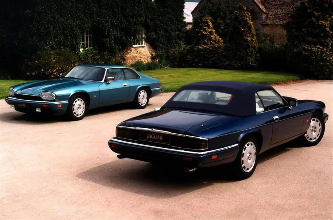 Matrix Jaguar XJS 4.0 Celebration Convertible 1:43 - Blauw