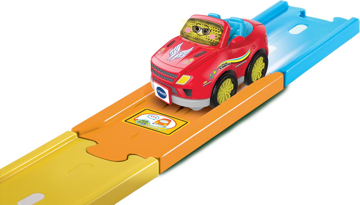 Druk op de knipperende gezicht-toets om geluidseffecten, vrolijke zinnetjes en gezongen liedjes te horen. Open de kofferbak voor grappige reacties en steel de show met Collin Cabrio