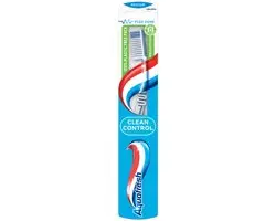 Aquafresh Clean Control Medium Tandenborstels - 7 Stuks - Lichtblauw