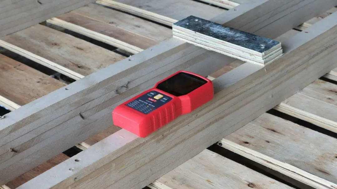 UNI-T UT377C Pinloze Vochtmeter - Hout/Bouwmaterialen Rood