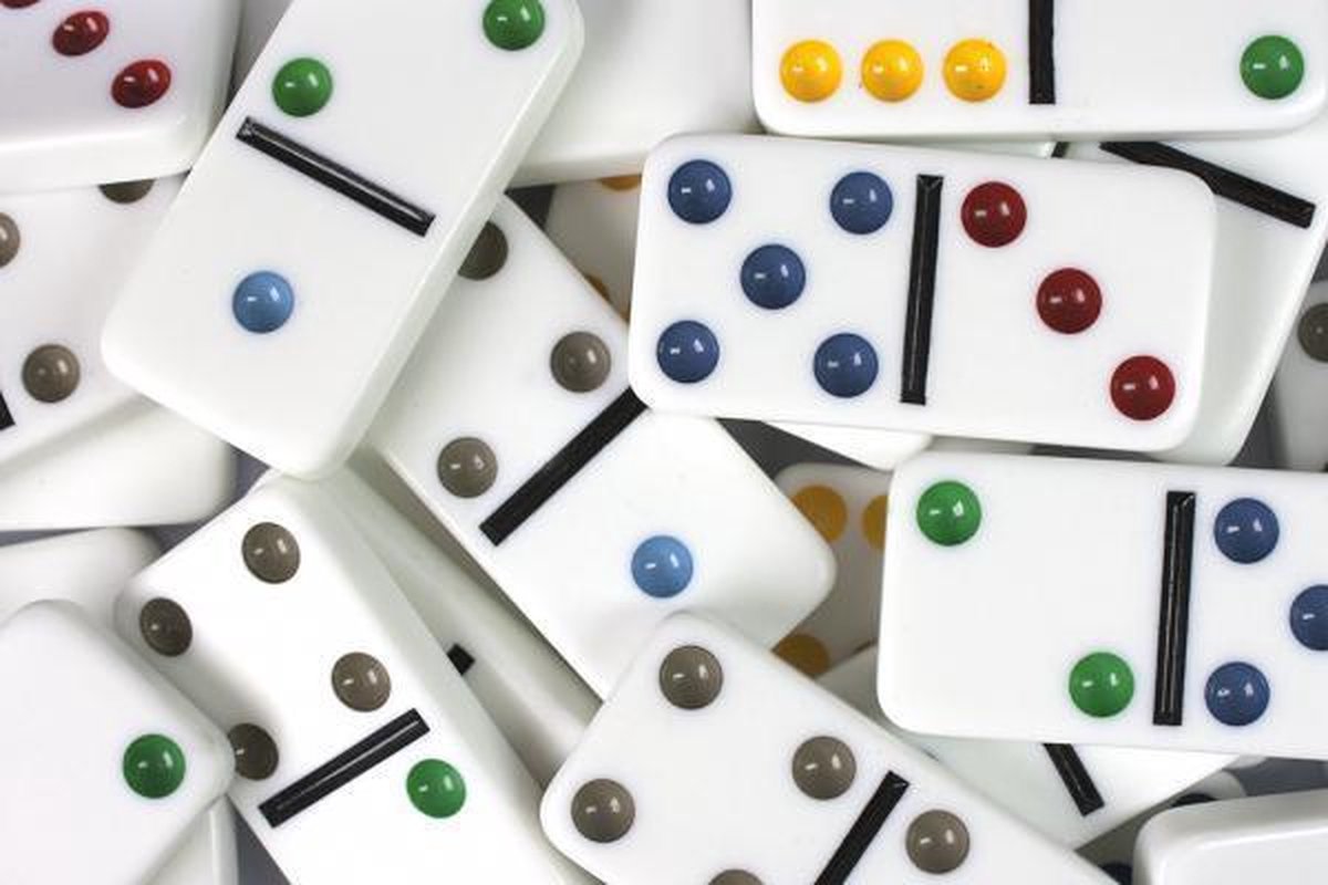 Tactic Domino Double Six – Bordspel – Luxe Tin – Klassiek Dominospel met Gekleurde Stenen – Vanaf 7 Jaar – 2 of Meer Spelers