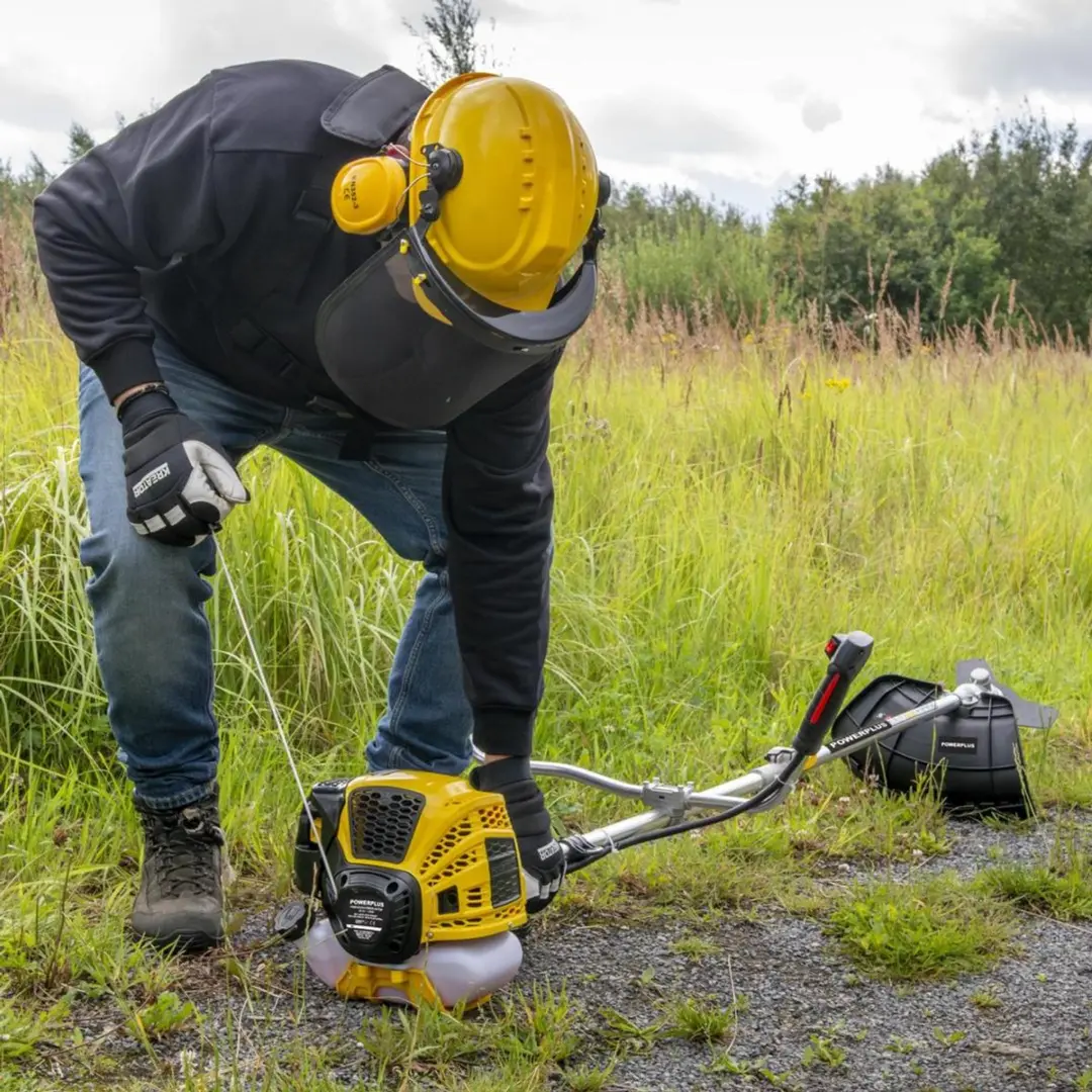 Powerplus POWEG30408 Bosmaaier 2-in-1 42,7cc - 2 Accu's
