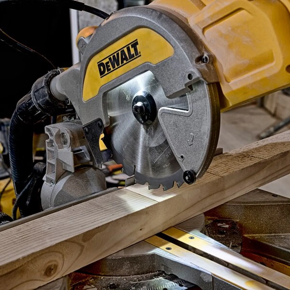 DeWalt DWS777SET Afkort-/Verstekzaag 216mm 1800W - met onderstel - afbeelding 6 van 6