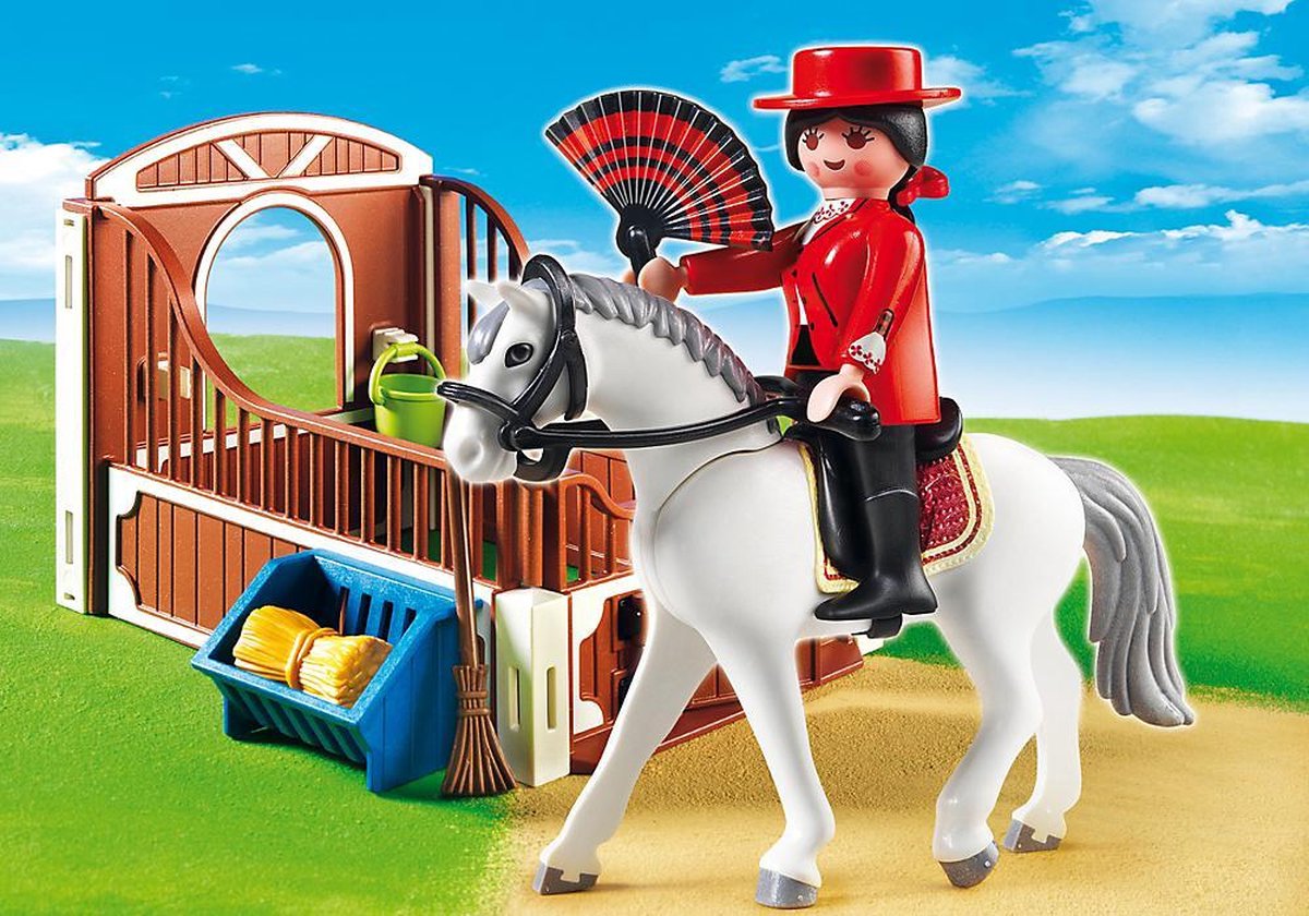 Andalusiër met wit-bruine paardenbox / Cheval Andalou et écuyère