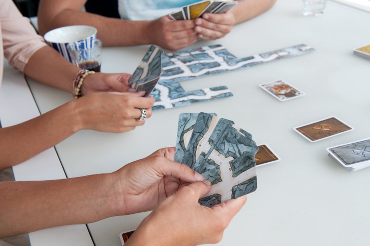 999 Games - Saboteur - Kaartspel - Snel uitgelegd, snel gespeeld - Saboteer je tegenstanders - Familiespel - Gezelschapsspel - Klein cadeautje