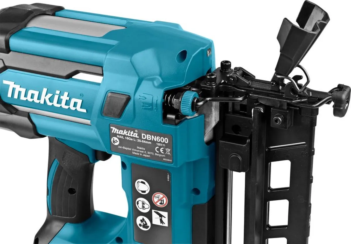 Makita DBN600RTJ Brad Tacker 18V - 2x 5.0Ah