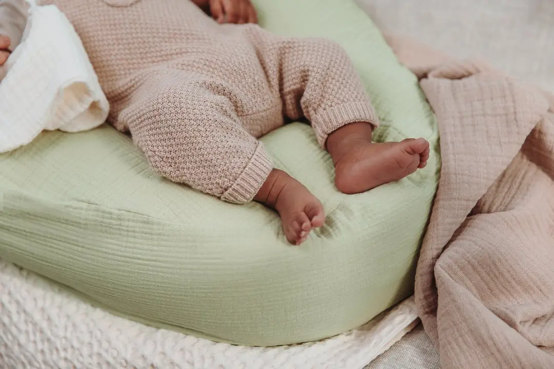 Meyco Baby Uni Relaxhoes voor Voedingskussen - Soft Olive