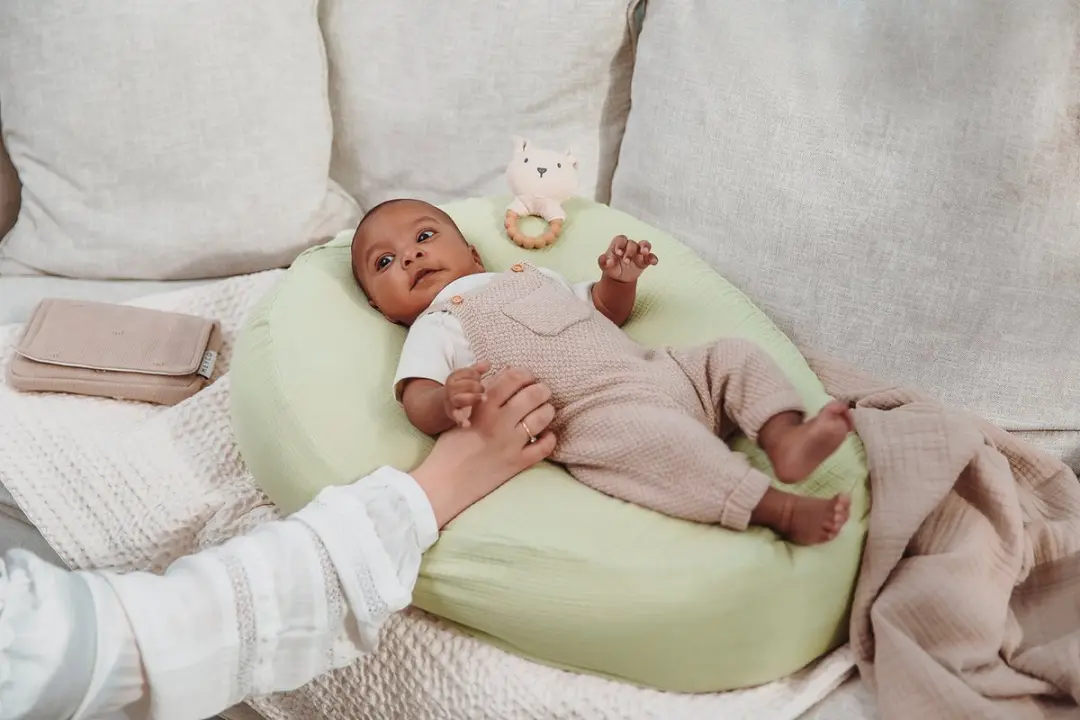 Meyco Baby Uni Relaxhoes voor Voedingskussen - Soft Olive