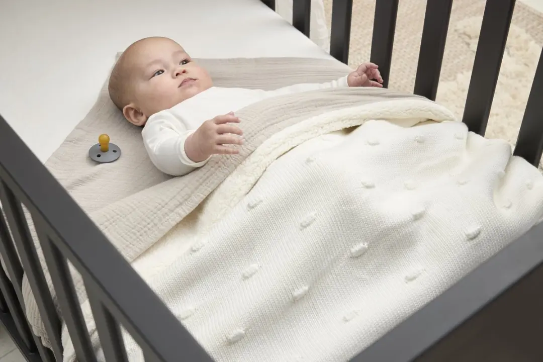 Meyco Baby Knots Ledikantdeken 100x150cm - 2.0 TOG - Offwhite