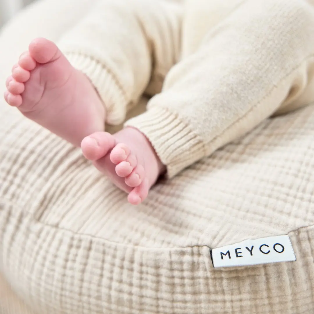 Meyco Baby Uni Relaxhoes voor Voedingskussen - Soft Sand - afbeelding 6 van 6