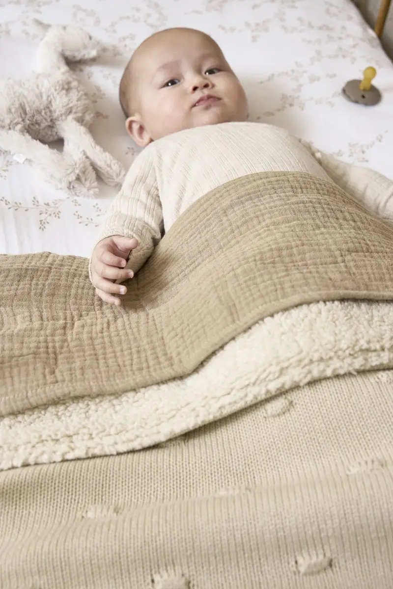 Meyco Baby Knots Ledikantdeken Soft Sand 100x150cm - 2.0 TOG