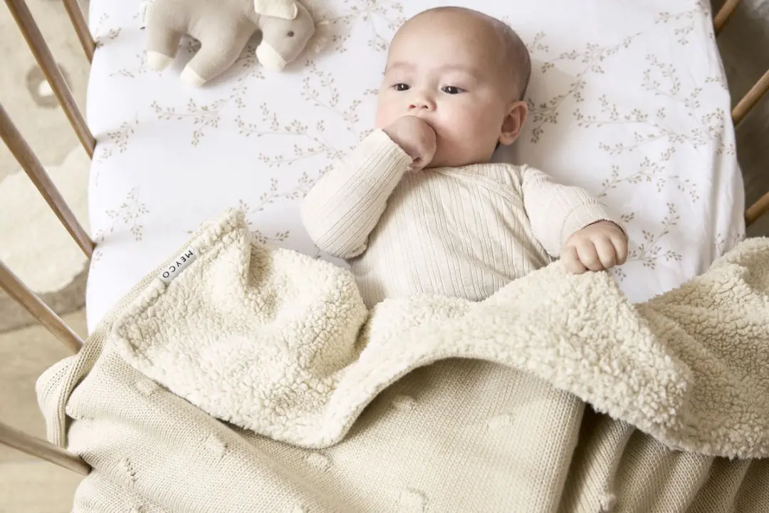 Meyco Baby Knots Ledikantdeken Soft Sand 100x150cm - 2.0 TOG
