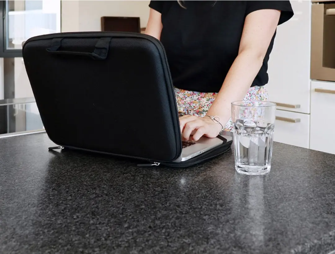 Mobiparts Laptophoes Neopreen 13 inch - MP-116297 - Zwart