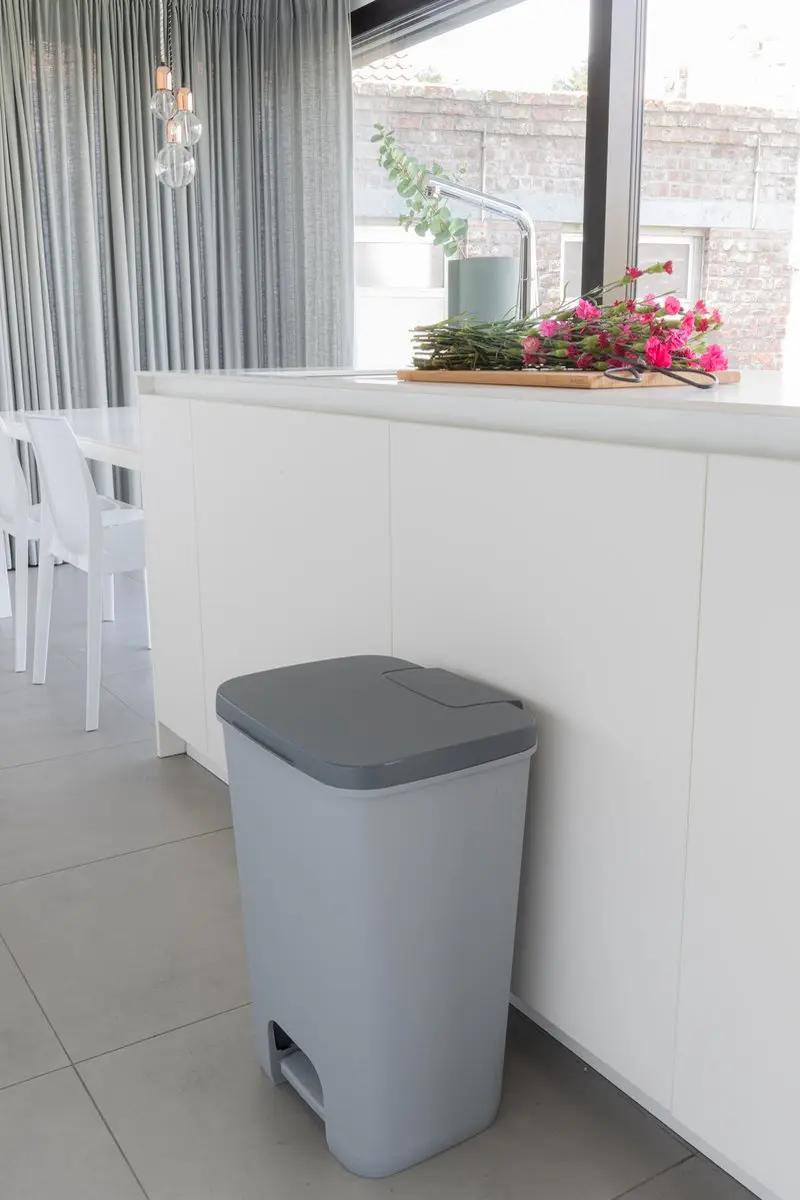 Curver Essentials Pedaalemmer 40L - Zilver/Antraciet