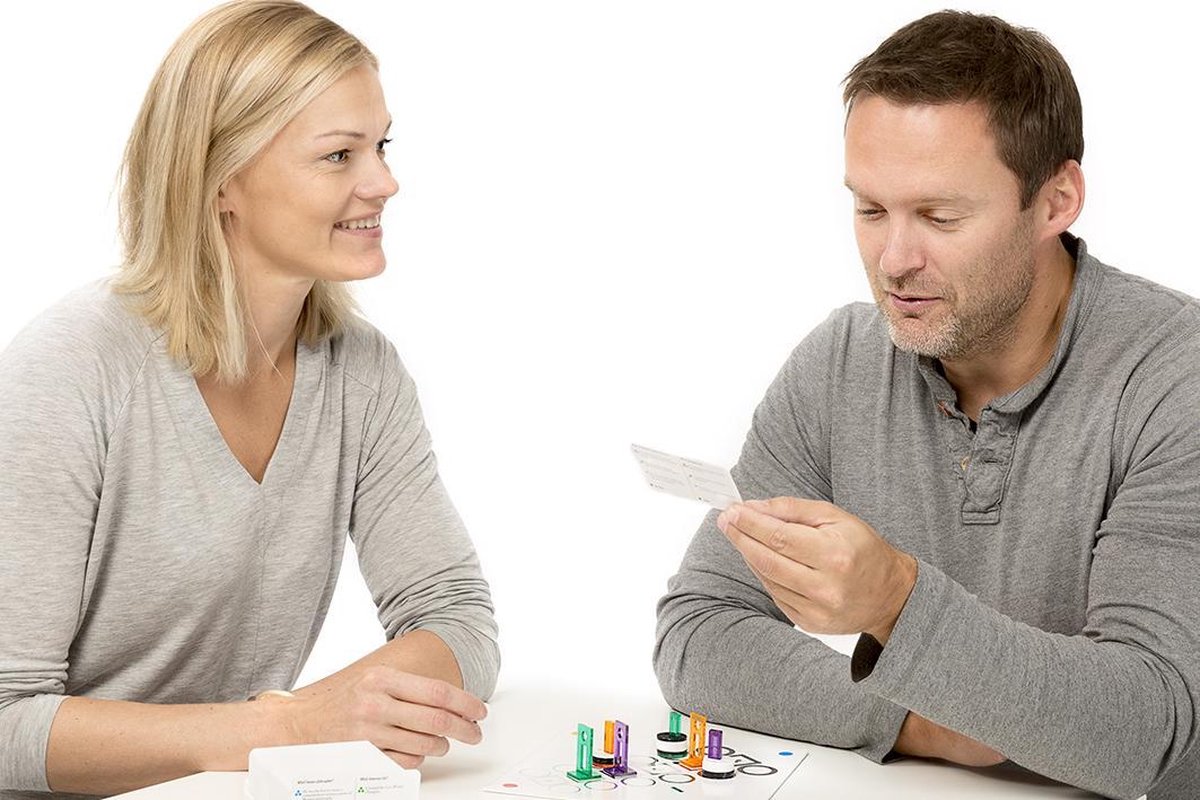 Tactic iKNOW – Bordspel – Quizspel – Kennisspel – 1.600 Vragen - 4.800 Aanwijzingen - 2-6 Spelers – Vanaf 15 jaar - Belgische editie!