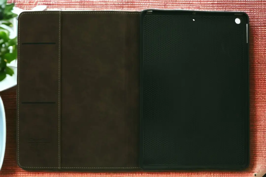 Caseme Bookcase Tablethoes - 10.2" - Donkerbruin - o.a. iPad 9e/8e/7e gen