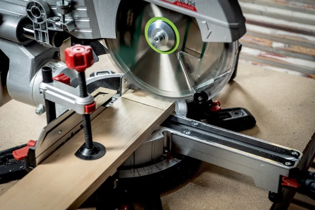 Metabo KGS 18 LTX BL 216 Accu-Afkortzaag 216mm - 18V - 2x 8Ah - afbeelding 2 van 3
