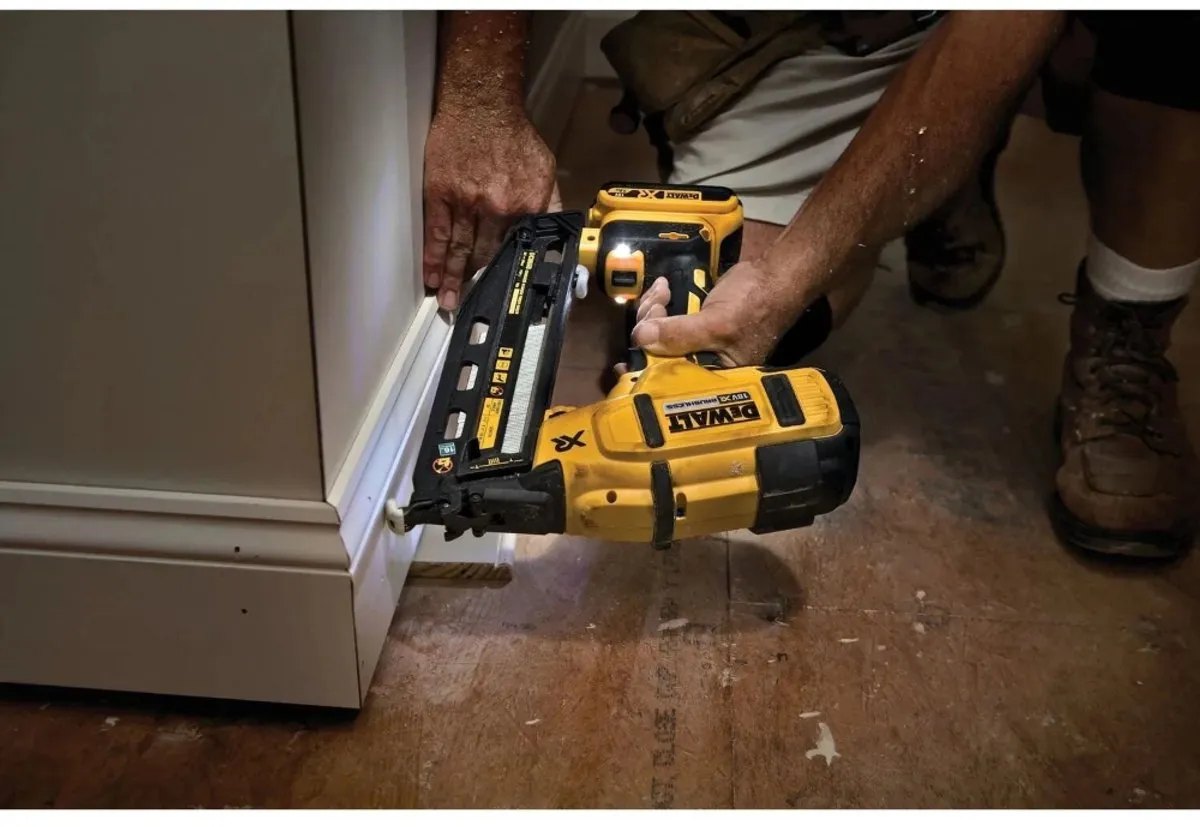 DeWalt DCN660NT Accu Afwerktacker 18V - 32-63mm - Koolborstelloos