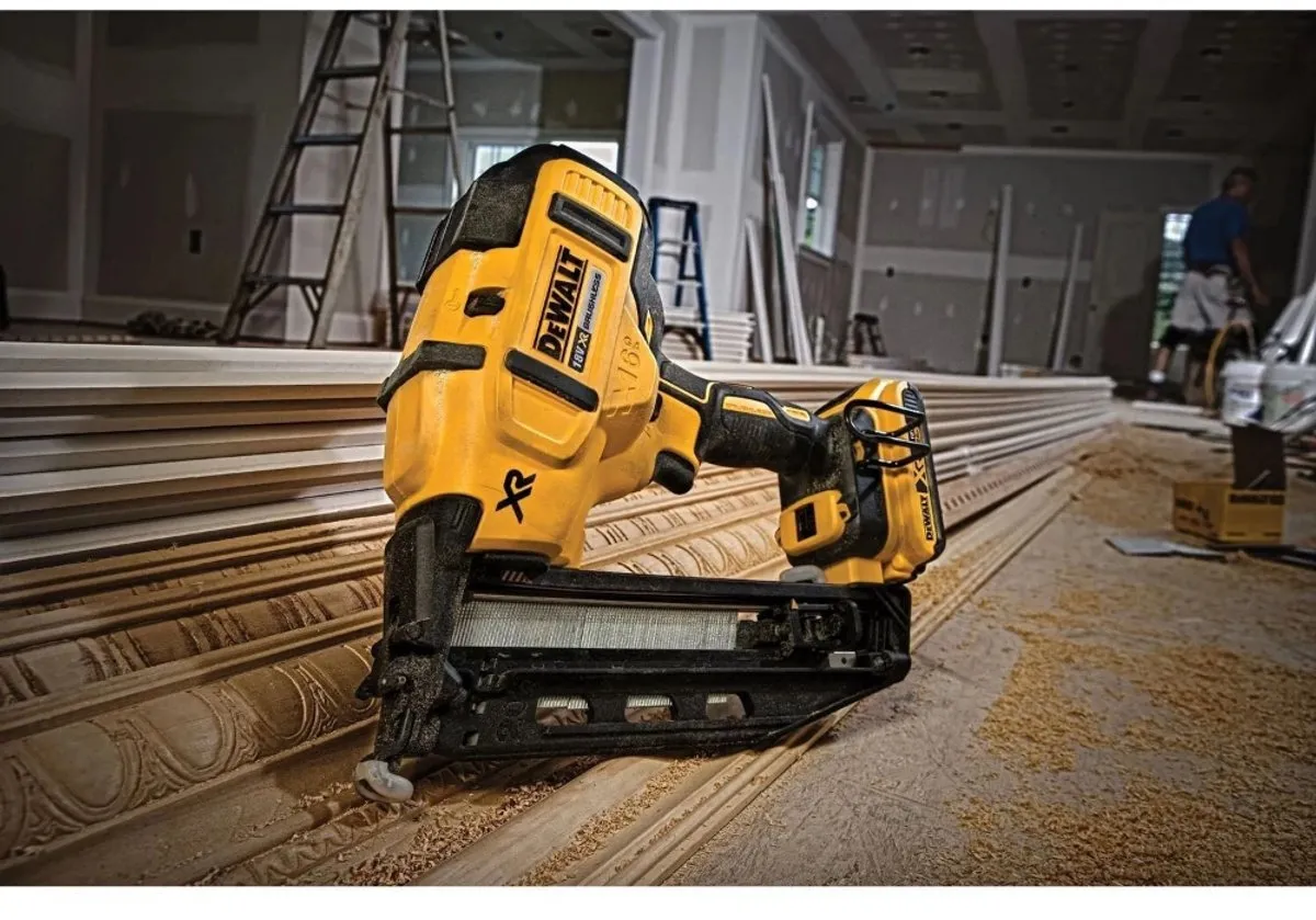 DeWalt DCN660NT Accu Afwerktacker 18V - 32-63mm - Koolborstelloos