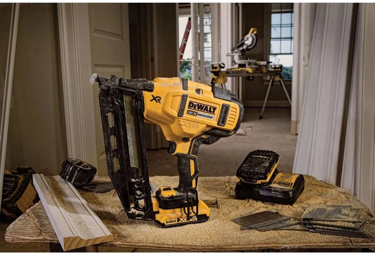 DeWalt DCN660NT Accu Afwerktacker 18V - 32-63mm - Koolborstelloos - afbeelding 6 van 6