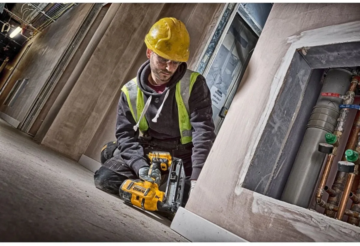 DeWalt DCN660NT Accu Afwerktacker 18V - 32-63mm - Koolborstelloos