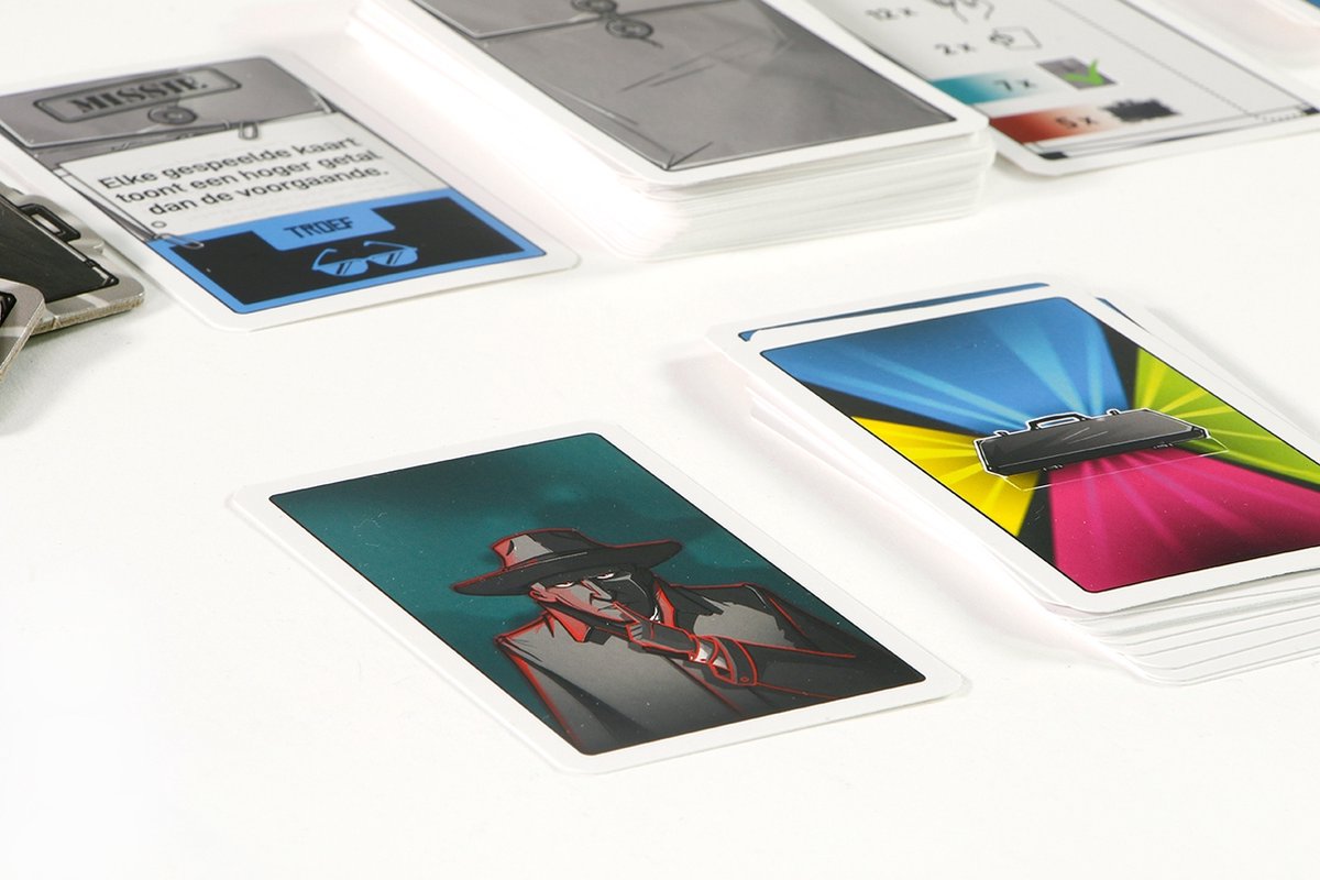 999 Games - Inside Job - Kaartspel - Coöperatief slagenspel - ook voor 2 spelers - Rollenspel