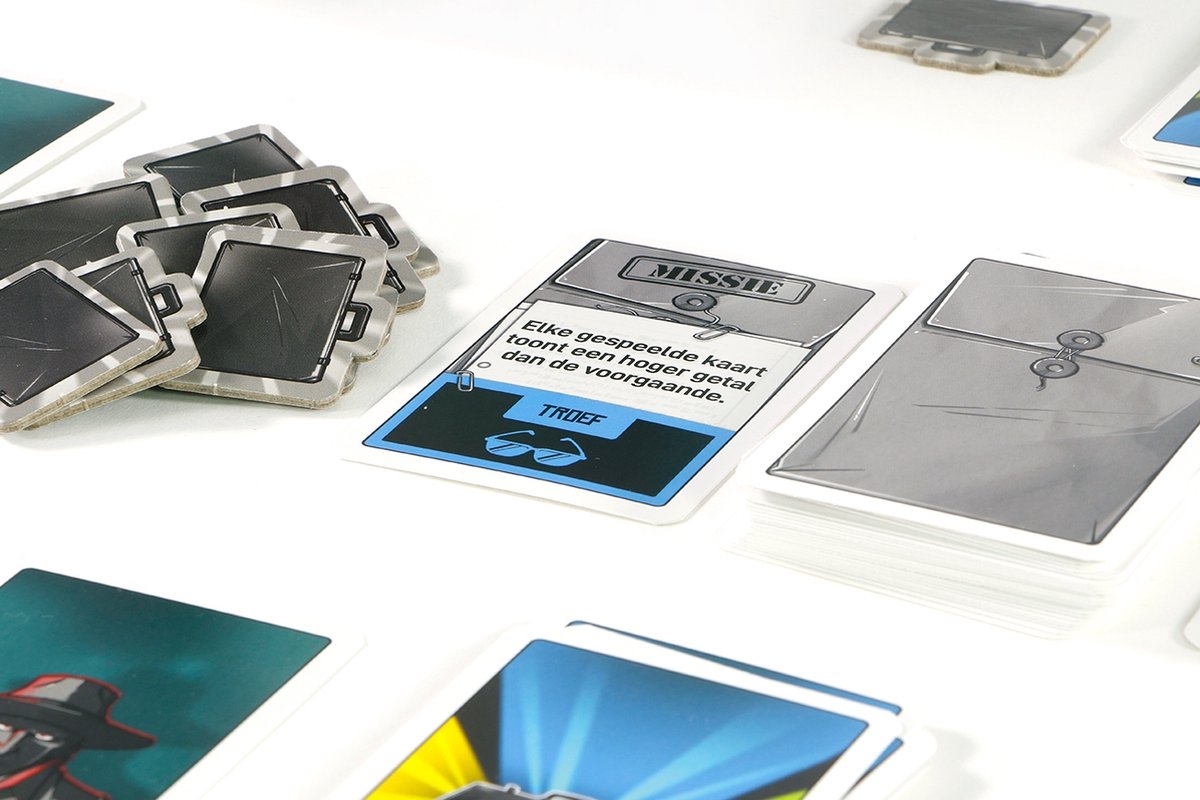 999 Games - Inside Job - Kaartspel - Coöperatief slagenspel - ook voor 2 spelers - Rollenspel