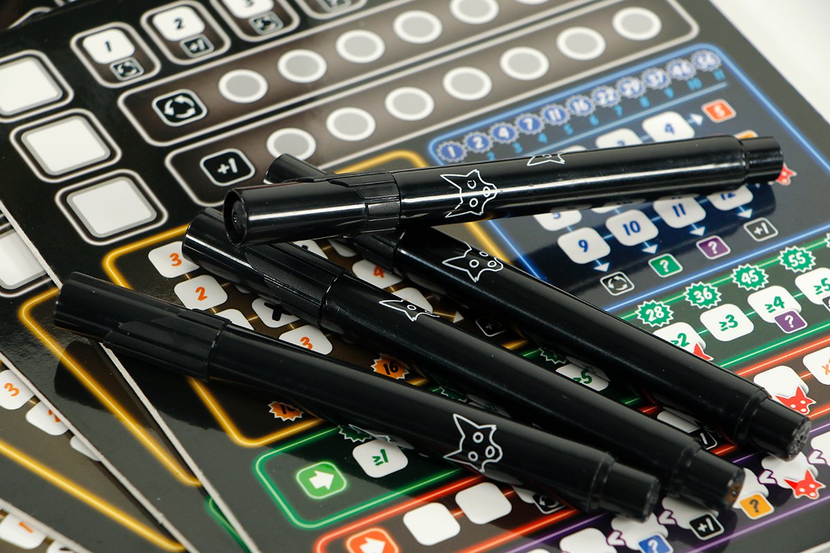 999 Games - Clever: Deluxe - Dobbelspel - Inclusief luxe dobbelbak, uitwisbare tableaus en meer extra's