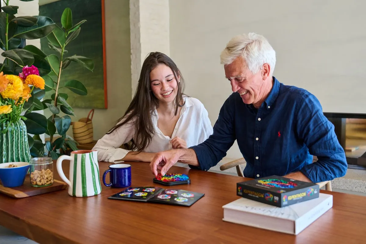 SmartGames - IQ Pentagon Deluxe - 120 opdrachten - origineel geschenk - volwassenen