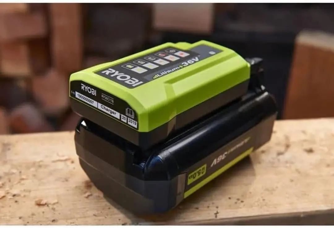 Ryobi RY36C17A 36V Acculader - 1,7A