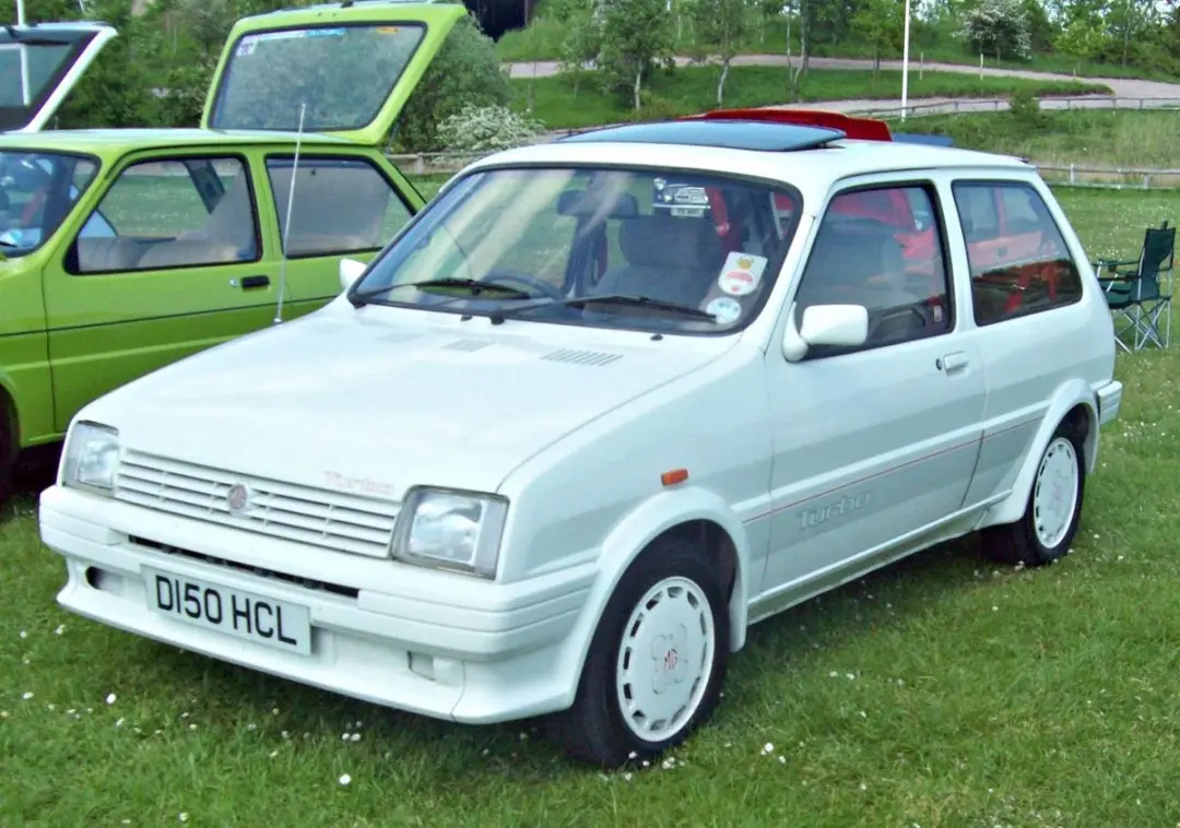 Matrix MG Metro Turbo 1985-1989 Modelauto 1:43 - Wit