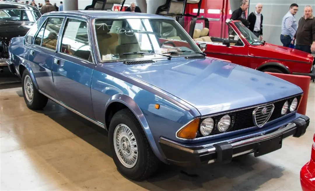 Matrix Alfa Romeo 6 2.5 1979-1983 Modelauto 1:43 - Blauw metallic