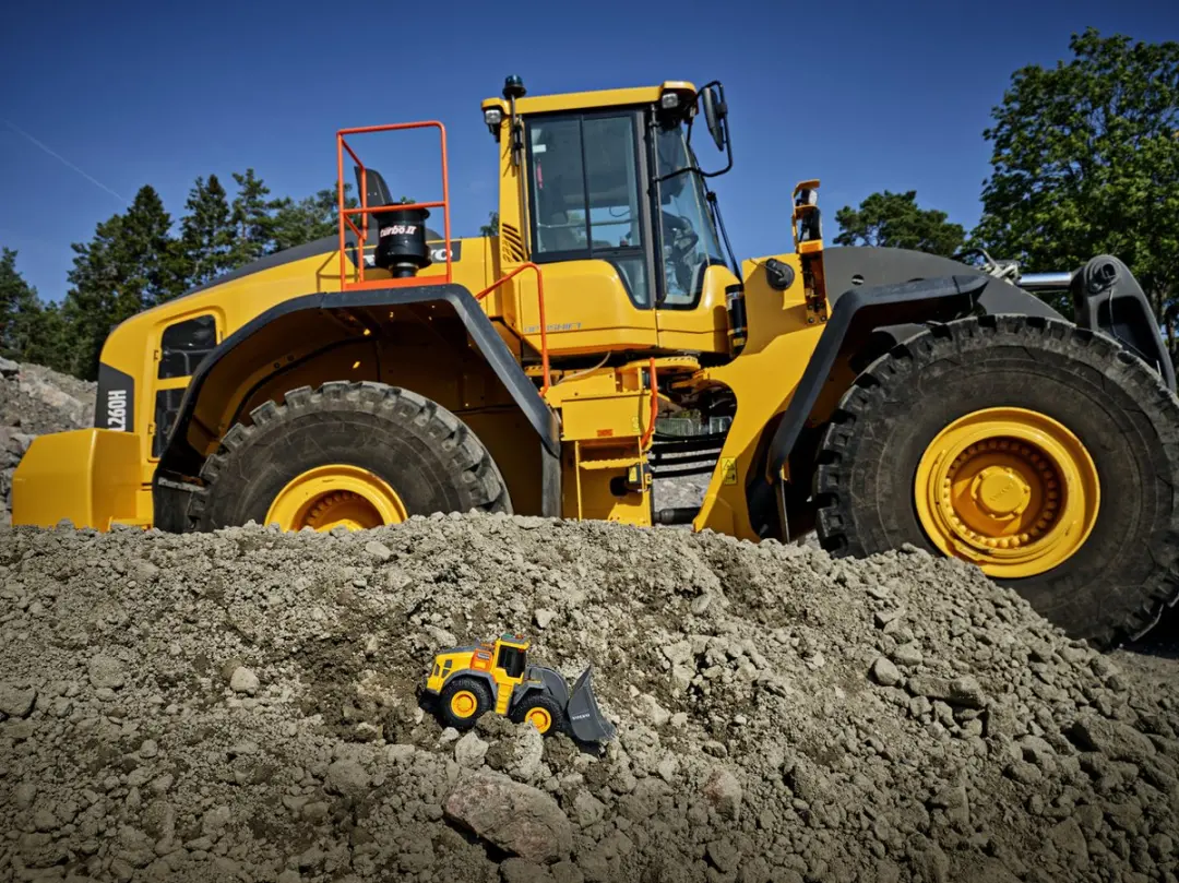Dickie Toys Volvo Graafmachine 23cm - Licht & Geluid - afbeelding 6 van 6