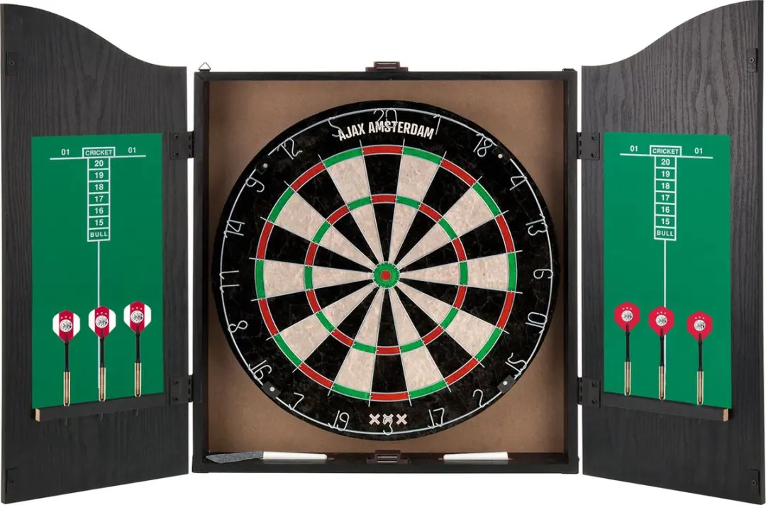 XQMax Ajax Dartkabinet - Dartbord met 6 pijlen
