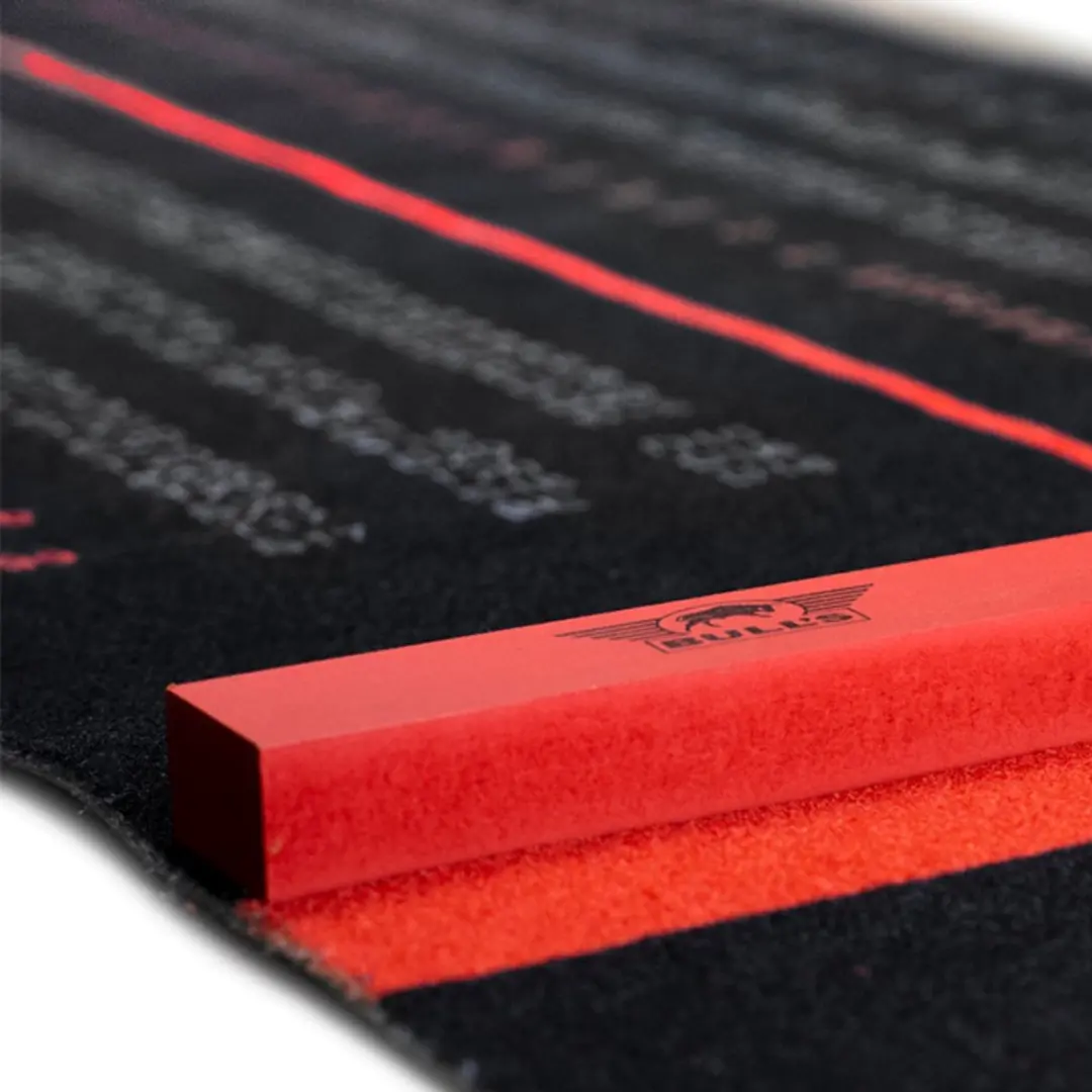 Bull's Dartmat Tapijt Finish 300x90cm - Inclusief Oche - Zwart/Rood