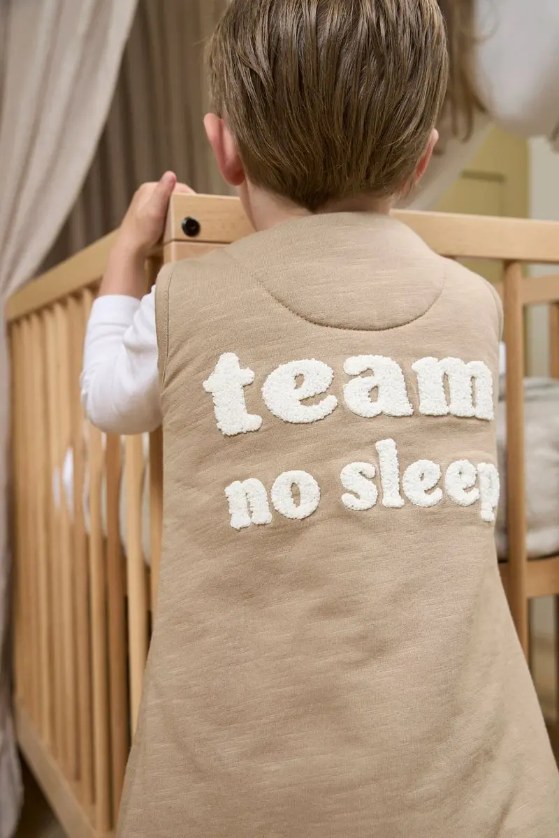Meyco Baby Slub Slaapoverall Team No Sleep - 92cm - 2.0 TOG - Taupe/Offwhite - afbeelding 6 van 6