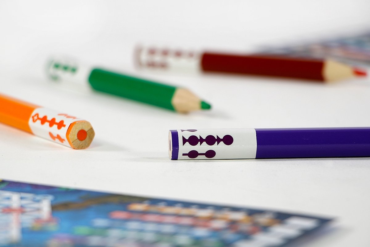 999 Games - Pick a Pen - Riffen - Dobbelspel - Dobbelen met potloden - Scorevellen van 3 verschillende niveaus - Gezelschapsspel - Familiespel - Klein cadeautje - bevat spelregels in NL en EN