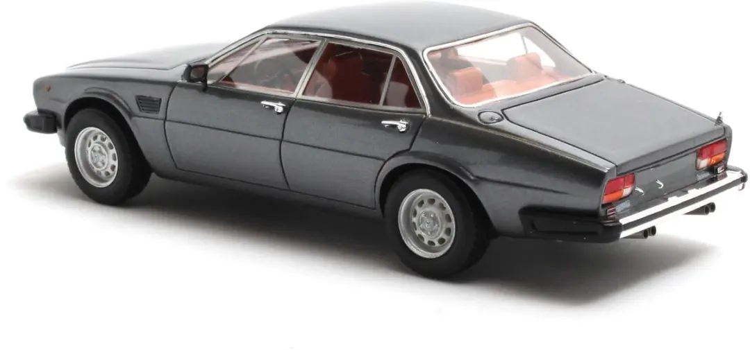 Matrix De Tomaso Deauville Series II 1978-1985 Modelauto 1:43 - Grijs Metallic