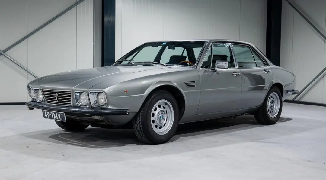 Matrix De Tomaso Deauville Series II 1978-1985 Modelauto 1:43 - Grijs Metallic