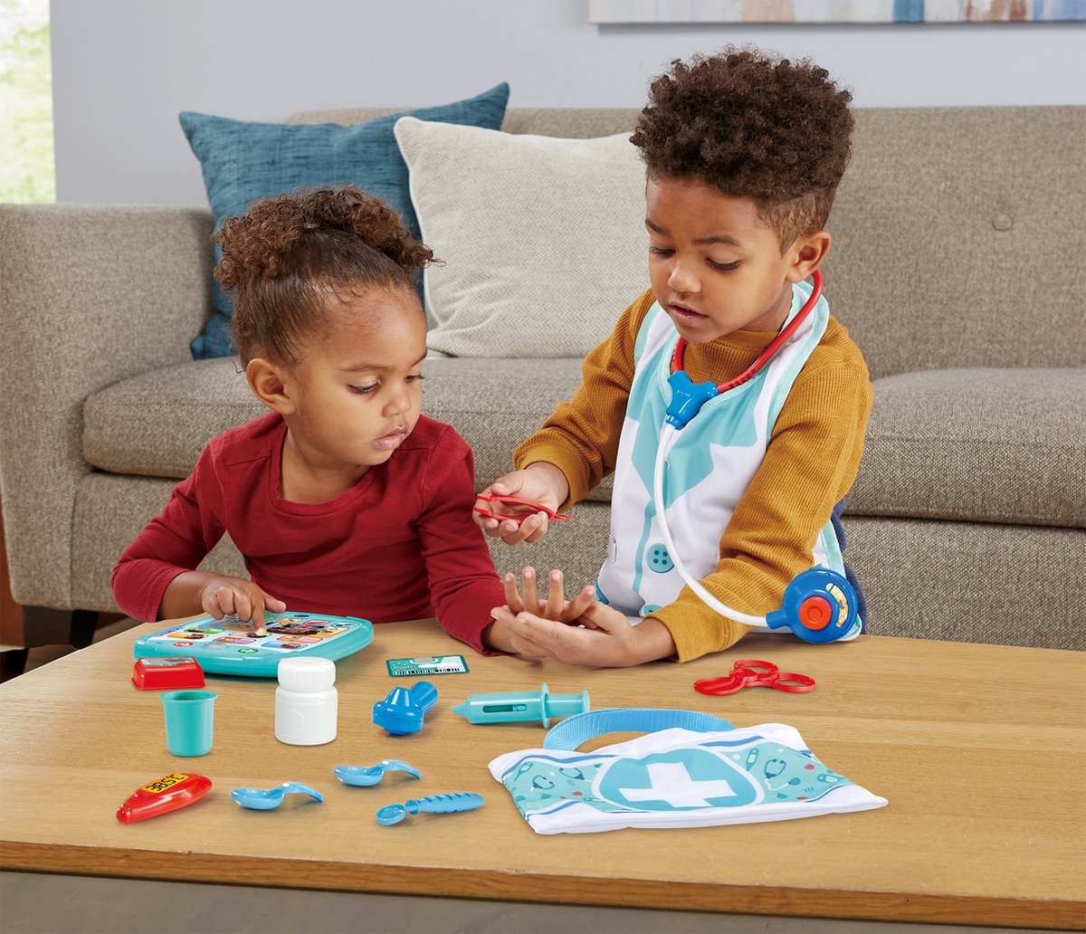 VTech Verzorg & Leer Speelgoeddoktersset - Educatief Speelgoed - Inclusief 15 accessoires - Met Gezongen Liedjes