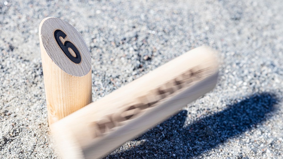 Tactic Mölkky – Vang- en Werpspel - Origineel Fins Houten Werpspel In Luxe Houten Draagkist – Duurzaam Berkenhout – Met Gratis Score-App