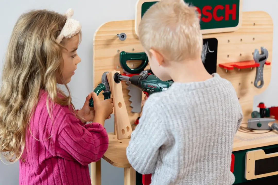 Klein Toys Bosch Houten Werkbank - Accuboormachine met Licht/Geluid - Groen - afbeelding 6 van 6
