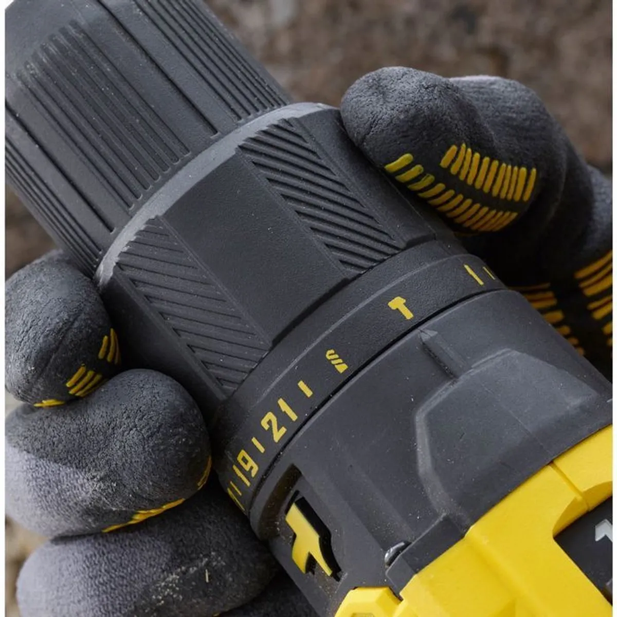 Stanley Gereedschap - 18V ACCU- Boor/Schroevendraaier, 2x accu 2,0 Ah Li-Ion, lader SFMCD711D22-QW