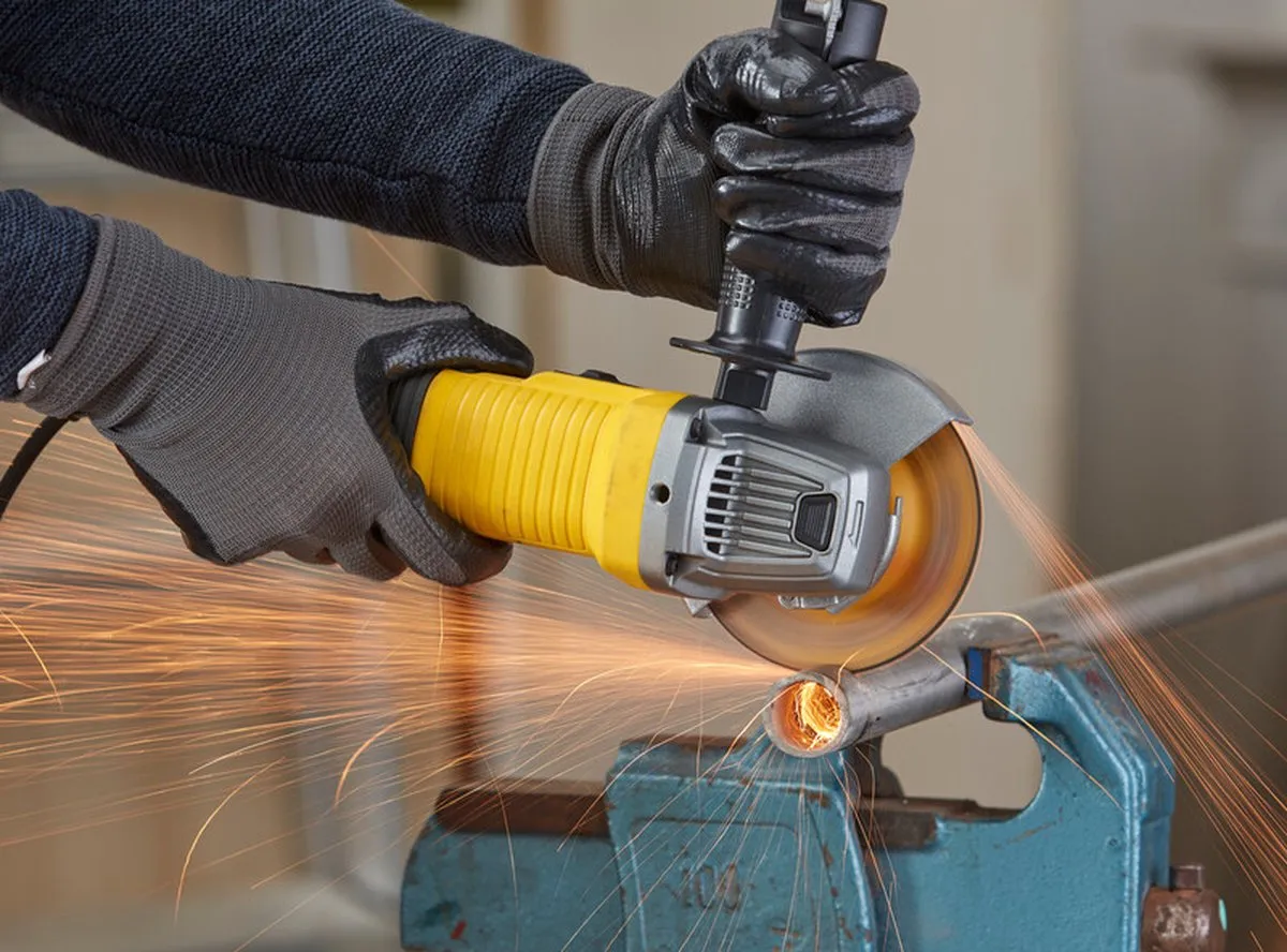 Stanley FatMax 850W Haakse Slijper 125mm FMEG220K - met Koffer