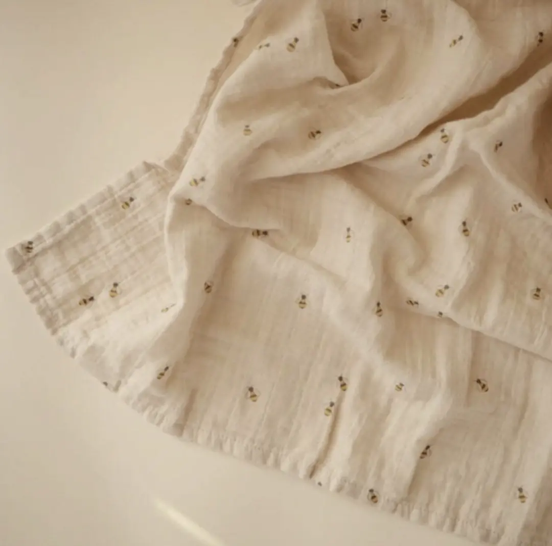 Mushie Hydrofiele Doek XL Swaddle Bijen - Beige