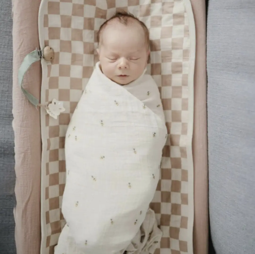 Mushie Hydrofiele Doek XL Swaddle Bijen - Beige