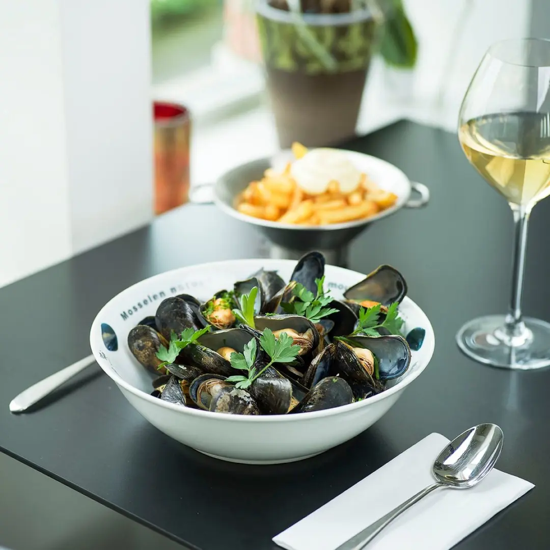 Cookinglife Mosselset 24cm - Inductiepan met borden & bestek - 2 Personen - Zwart