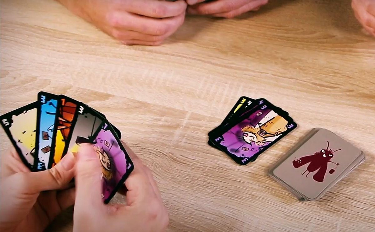 999 Games - Valse Motten - Het Spel Waar Je Vals MOET Spelen - Chaotisch Familie Kaartspel - Makkelijke Spelregels