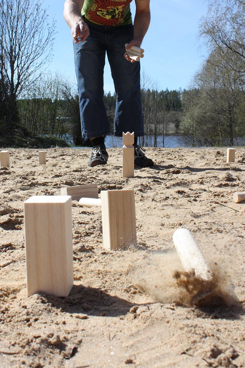 Tactic Kubb – Vang- en werpspel – Origineel Zweeds Werpspel In Handige Draagbare Doos – Duurzaam Grenenhout
