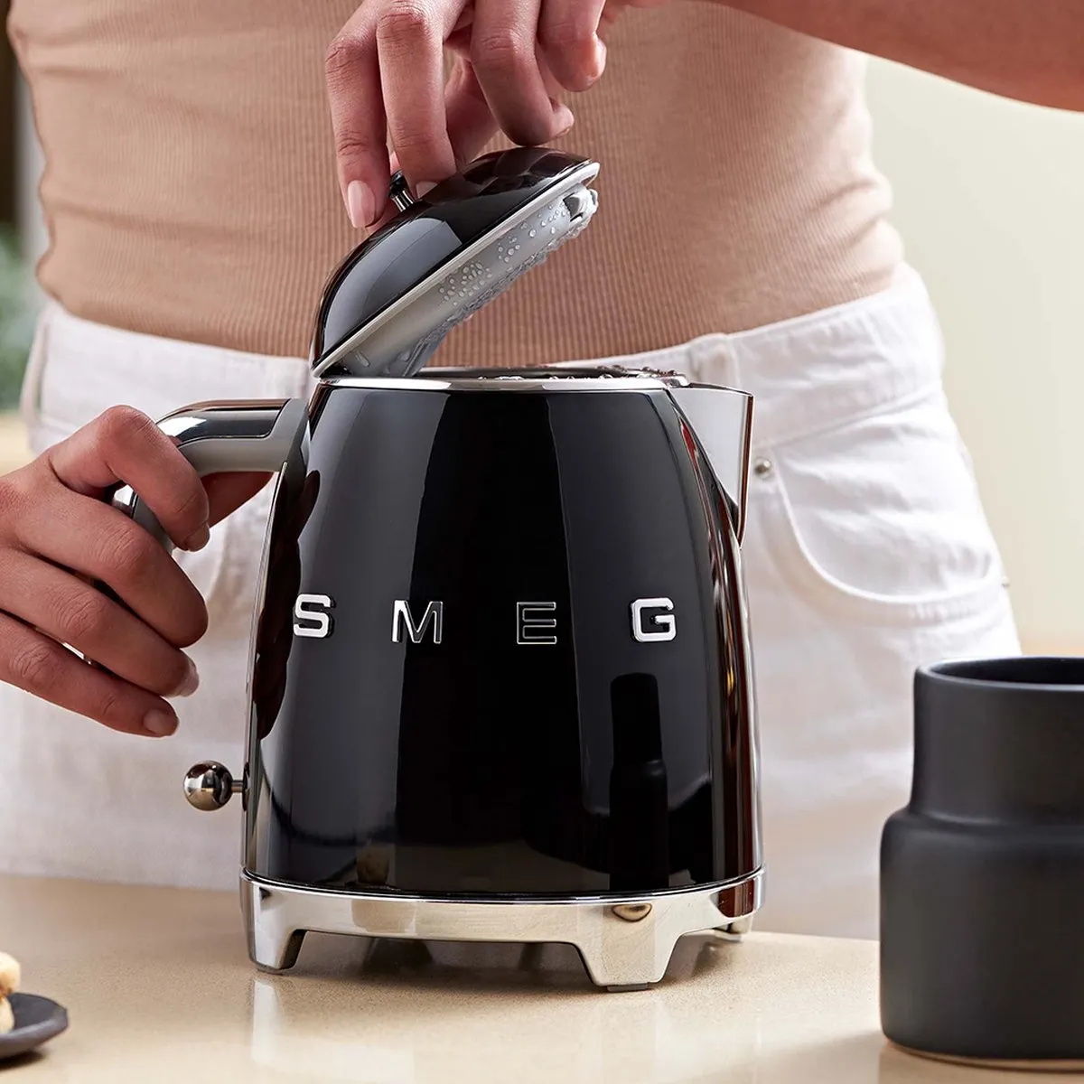 Smeg KLF05BLEU Waterkoker 800ml - Zwart - afbeelding 6 van 6